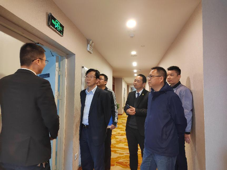 孙日南带队检查宿马汇酒店安全生产工作(图1)